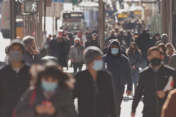 People with masks walking around a city during the 2020 pandemic