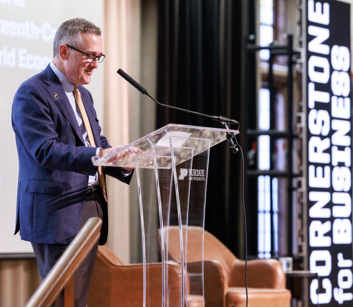 Jim Bullard speaking at podium to close conference